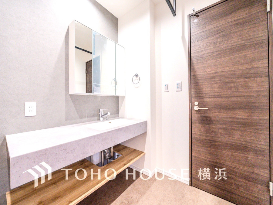 柔らかで爽やかな色使いのパウダールームは、ドレッシーな雰囲気で、上質を感じられる空間。朝晩のケアをする大切な場所だからこそ、落ち着きと清潔感を持たせました。