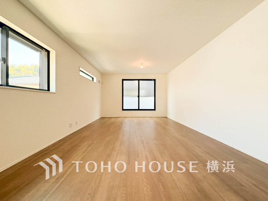 ここにはみんなが集い、食事と楽しい会話が始まる。話に夢中になりすぎて、ついつい時を忘れてしまう。そんな束の間の幸せを感じさせてくれる場所。