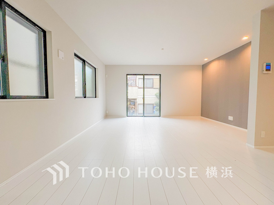 広々としたリビングダイニングは、シックでモダンな内装。落ち着いた雰囲気に包まれて、伸びやかな空間の中で、ゆったりと家族団らんのひとときを過ごせます。