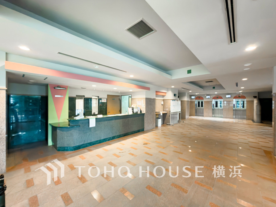 優美な佇まいで住まう誇らしさを感じるラグジュアリーなエントランス。
