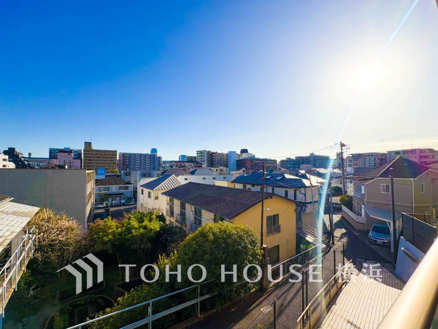 手を伸ばせば、ふれることが出来そうな環境が、そのままインテリアになったような印象です。その豊かな眺望にふさわしい空間には、通風・採光にも優れ、心地よい光と風があふれています。