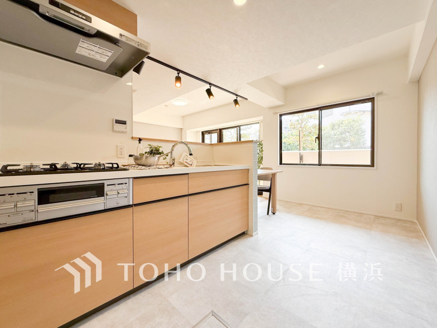 誰もが使いやすいデザインにこだわったキッチン。プライベートスペースを彩るインテリアとしての美と、快適な日常を支える機能性と強さがひとつになったキッチンです。