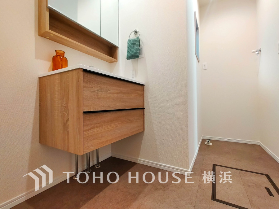 十分な大きさの洗面台は収納もさる事ながら、身だしなみチェックや歯磨きなど、朝の慌ただしい時間でもホテルライクなスペースで余裕とゆとりを感じて頂けます。