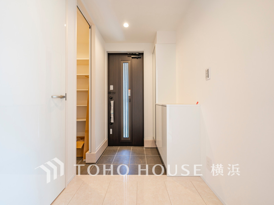 上質感漂う玄関と廊下。居住者の帰り、訪れる方を優しく迎える・安らぎに満ちた生活空間を予感させる。健やかな暮らしを楽しめることでしょう。