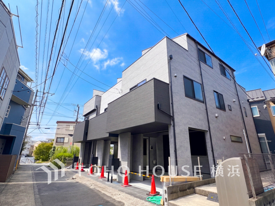 スタイリッシュなデザインが魅力の新築住宅。静かな住宅街に位置し、快適な暮らしを実現します。