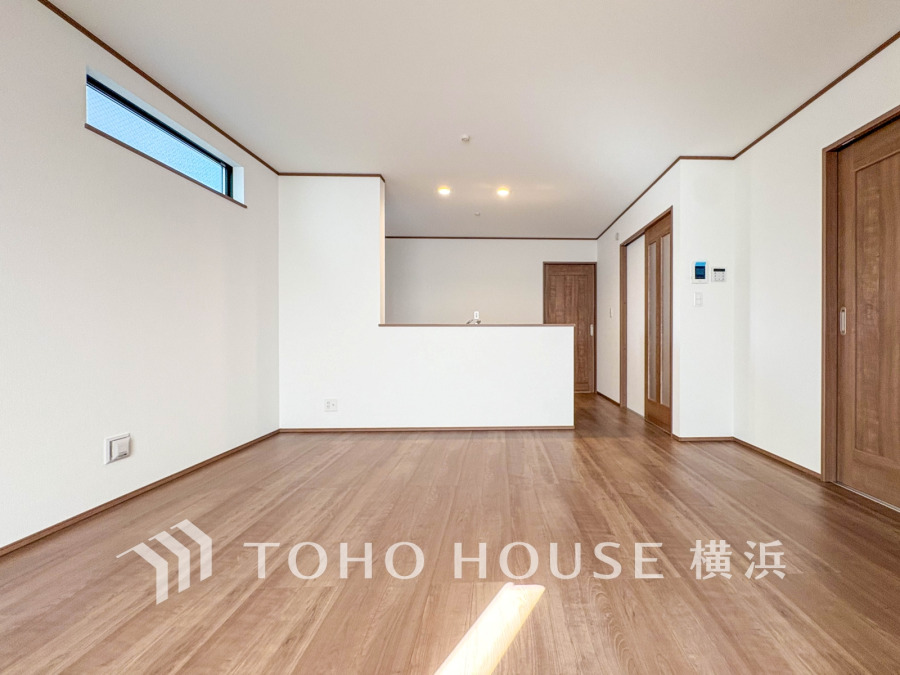 家族みんなが爽やかに健やかに過ごせるように、溢れる光をたっぷり取り込んだリビングダイニング。集いの場、憩いの場としての快適性を求めたやすらぎの空間です。