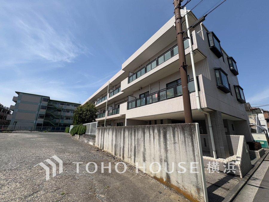 駅からマンションまでは平坦な道のり。街灯や歩道も整備されていて安心です。