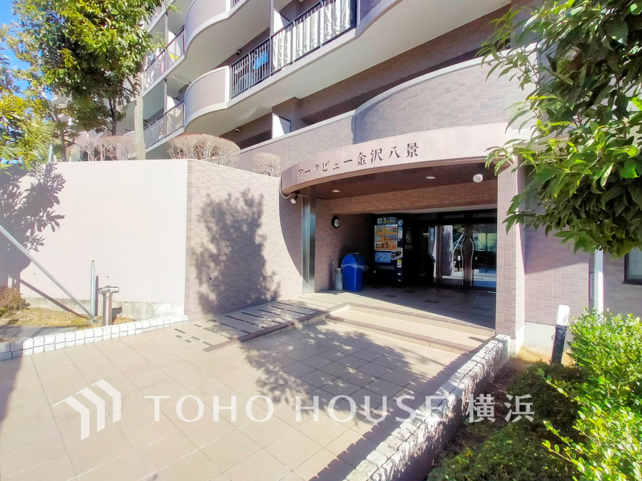 植栽の位置や開放的なエクステリアも含めて美しくトータルにデザインされています。時間のゆとりと空間、爽やかな陽光がもたらす光と風を贅沢なまでに感じる暮らしが始まります。