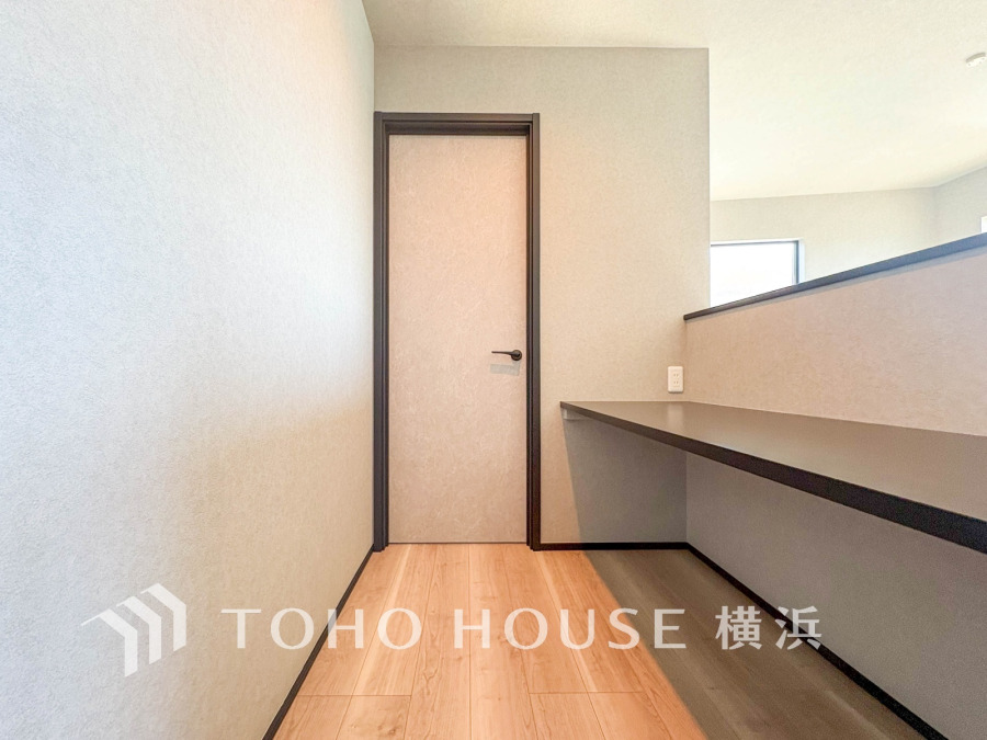 納戸として、または書斎やスタディスペースにもお使い頂けそうなスペース。落ち着きを感じられる空間は、ライフスタイルに合わせて自由に使える魅力的な空間です。