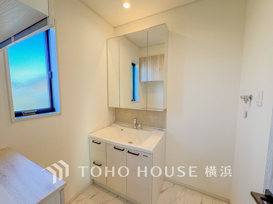 十分な大きさの洗面台は、身だしなみチェックや歯磨きなど、朝の慌ただしい時間でも余裕とゆとりを感じて頂けます。