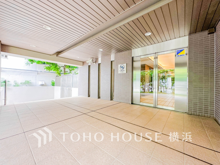 スタイリッシュなデザインと翠の植栽に彩られたマンションエントランスはオートロック。限られた人のみしか、建物への出入りができないという安全性を確保。高いセキュリティと清潔な管理体制がうかがえます。