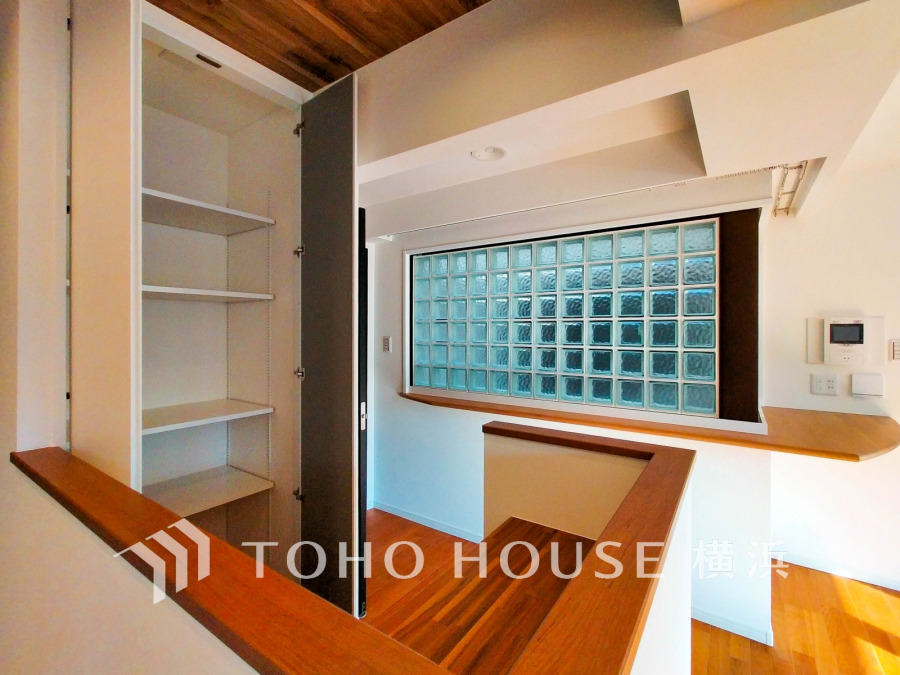 スタディカウンタスペース付きで、ちょっとした作業収納に便利です。