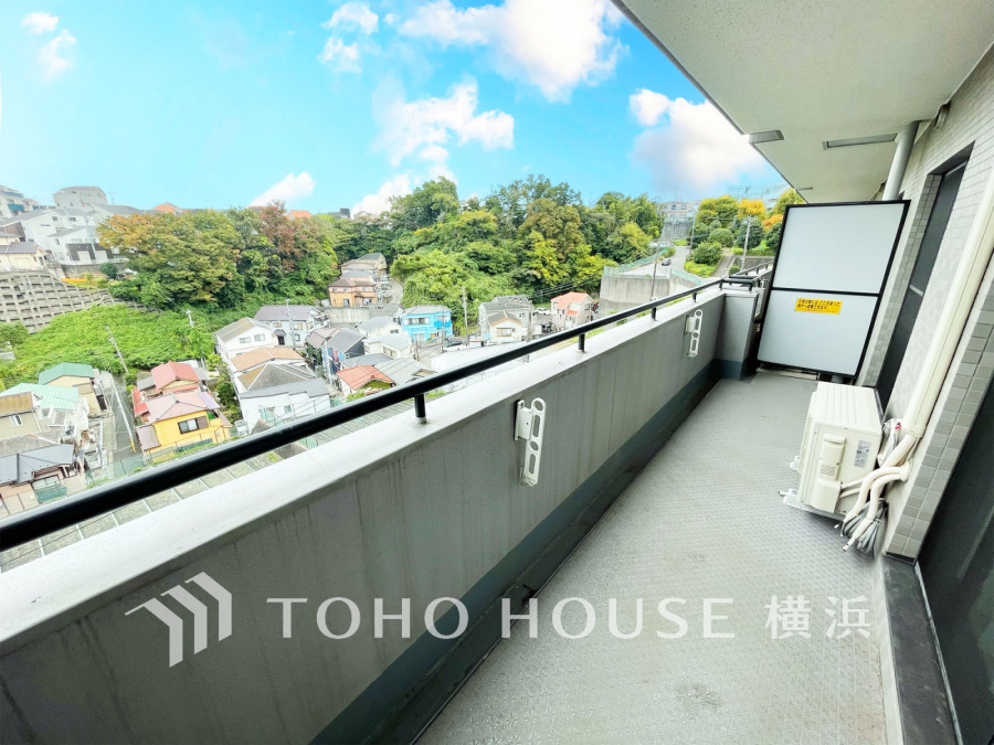 開放感と抜ける風の気持ちよさを感じ、緑ある眺望に癒される落ち着いた住環境
