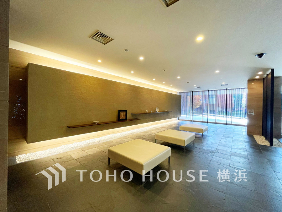 高級感あふれるエントランスホール。24時間有人管理、ホテルライクなフロントサービスも魅力です。