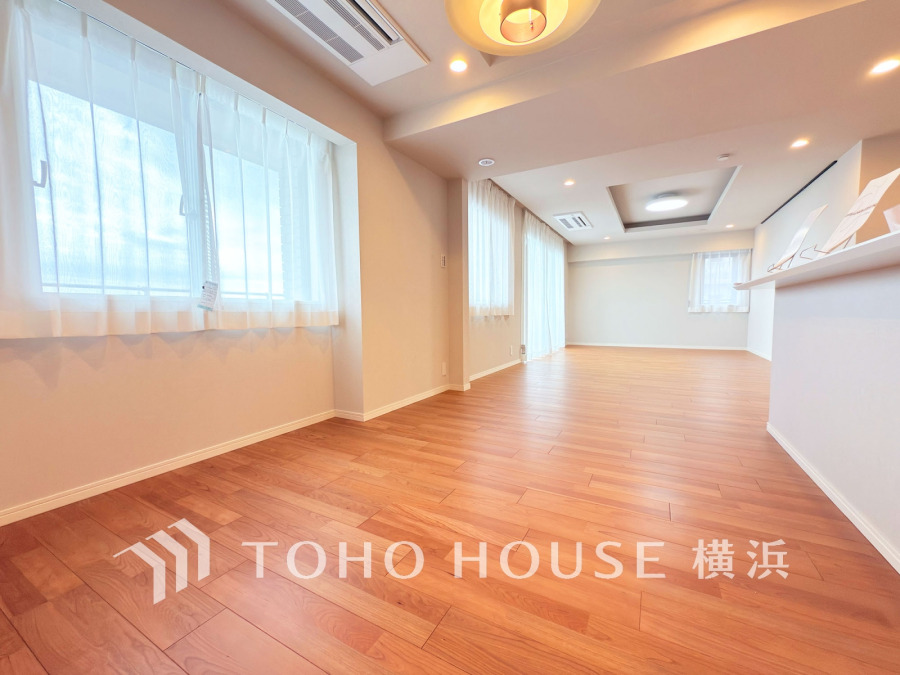 明るく開放的な空間が広がるLDK。室内には豊かな陽光が注ぎ込み、爽やかな住空間を演出。
