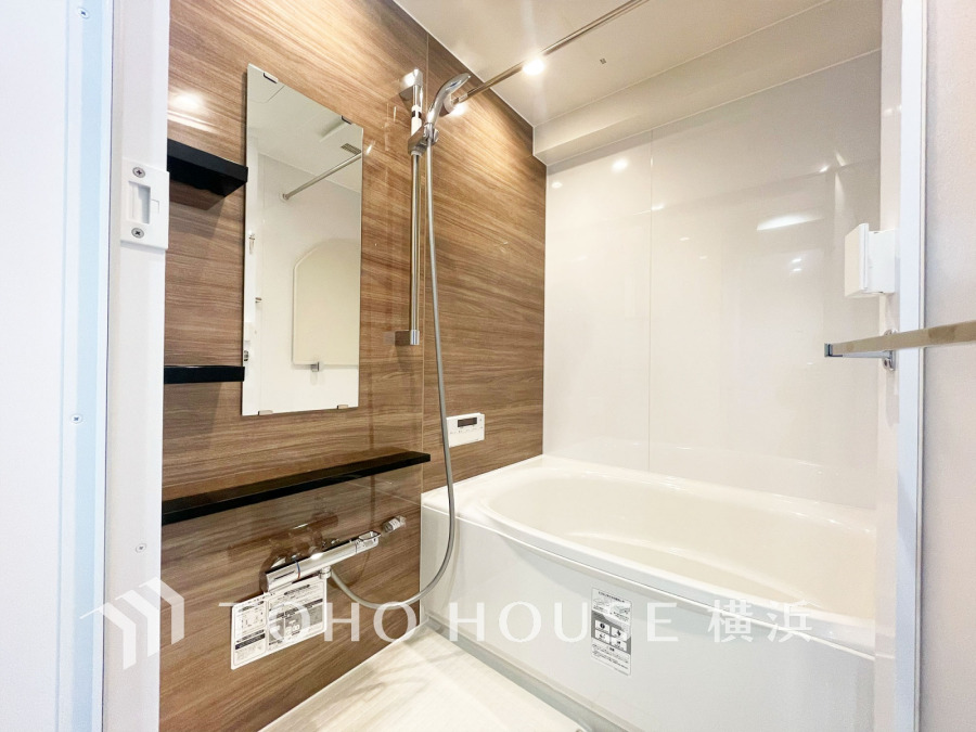 上質が感じられる質感とカラーリングで、清潔な空間美を実現。一日の疲れが癒される優雅なバスタイムを堪能できるゆとりあるバスルームです。