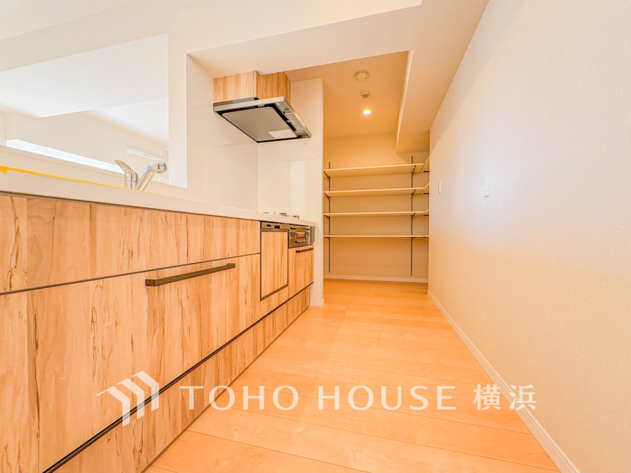 新規交換された清潔感溢れるシステムキッチン。リビングが見渡せるスタイリッシュな対面式キッチンです。
