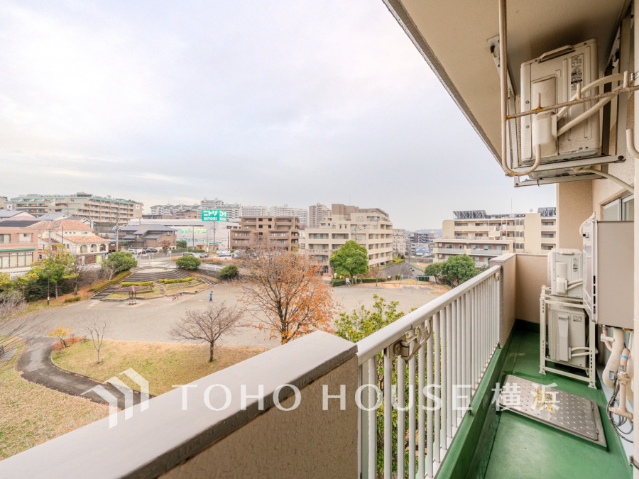 あゆみが丘公園を望むバルコニー。開放感あふれる眺望で、ゆったりと寛げる空間です。