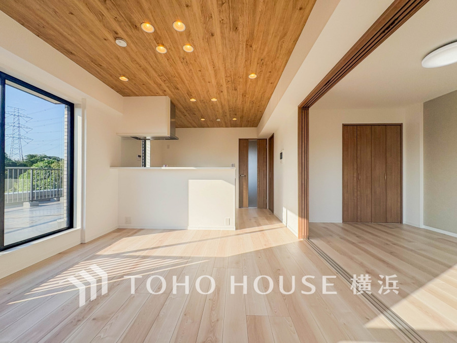 太陽の恵みを受けた明るい空間。吹きぬける風を感じながら爽やかで風通しの良い暮らしが叶います。
