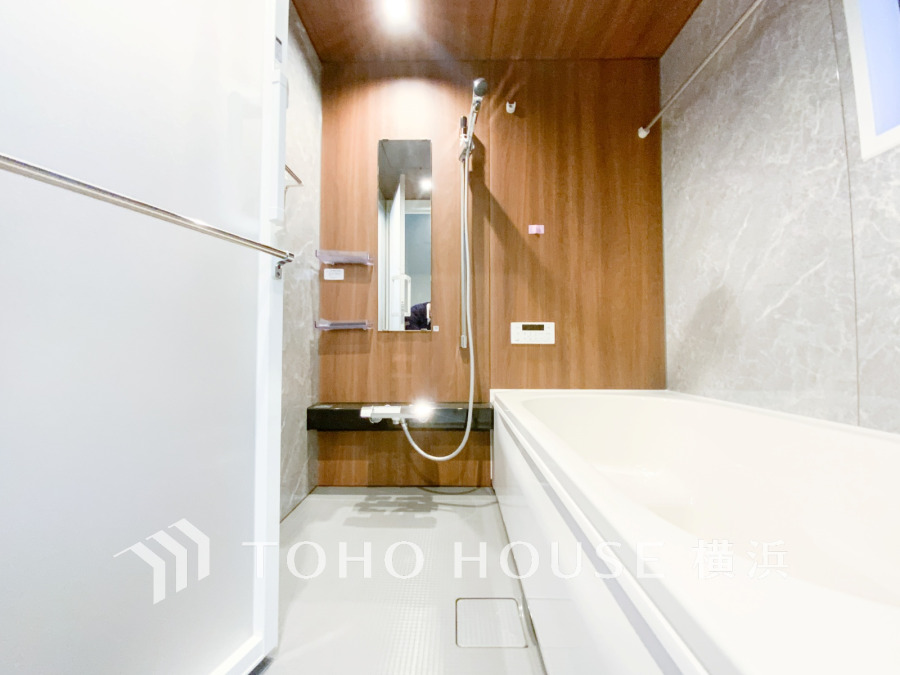 快適な使い心地とゆとりある空間が1日の疲れを解きほぐすバスルーム。空間も浴槽もゆったりのびのび使えるゆとり設計。広く感じるゆとり設計で快適なリラックスタイムを過ごせます。