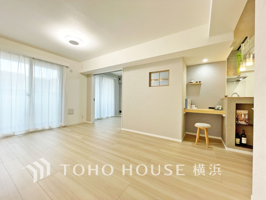 豊かな光が床材を照らしだすひと時、この場所には落ち着きと上質な空気感が流れます。ご家族やお友達との時間など、多くの時を刻む空間。何気なく過ぎる時でさえも上質なひと時となる快適な空間を目指して。