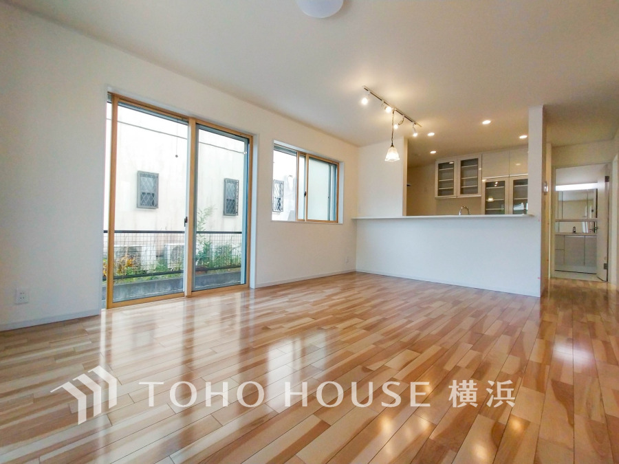 豊かな光が床材を照らしだすひと時、この場所には落ち着きと上質な空気感が流れます。ご家族やお友達との時間など、多くの時を刻む空間。何気なく過ぎる時でさえも上質なひと時となる快適な空間を目指して。