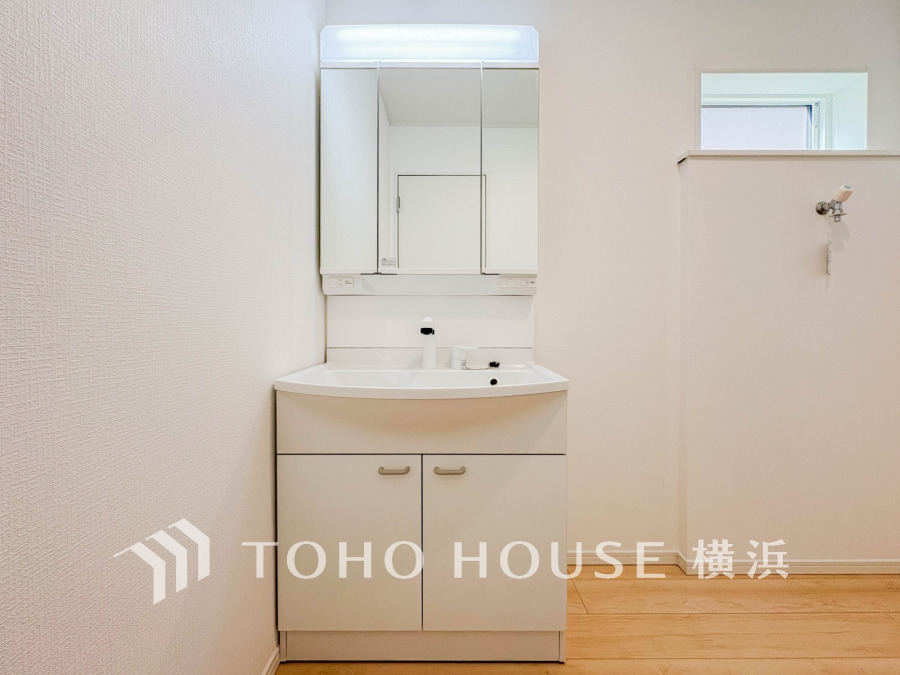 使いやすい機能が備えられた清潔感溢れる洗面空間。収納も充実しています。
