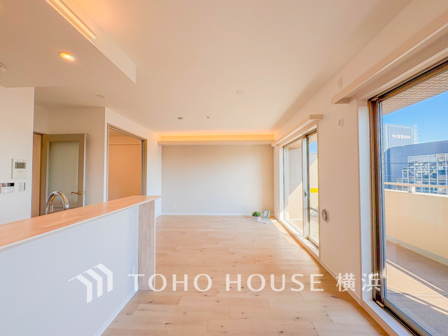 南西向きの大きな窓からたっぷりと光が入る明るいLDK。落ち着いた雰囲気に包まれた空間です。
