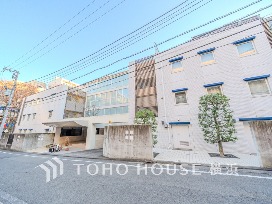 スタイリッシュな低層マンション。安心のセキュリティ設備も完備。