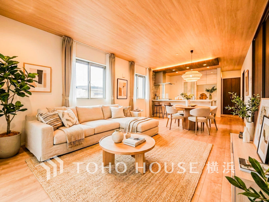 家族と過ごすひと時を溢れる光が優しく包み込むリビングダイニング。家族とともに、心穏やかに過ごすひととき。家族との時間を大切にできる空間がここにあります。（装飾品はAI家具です）