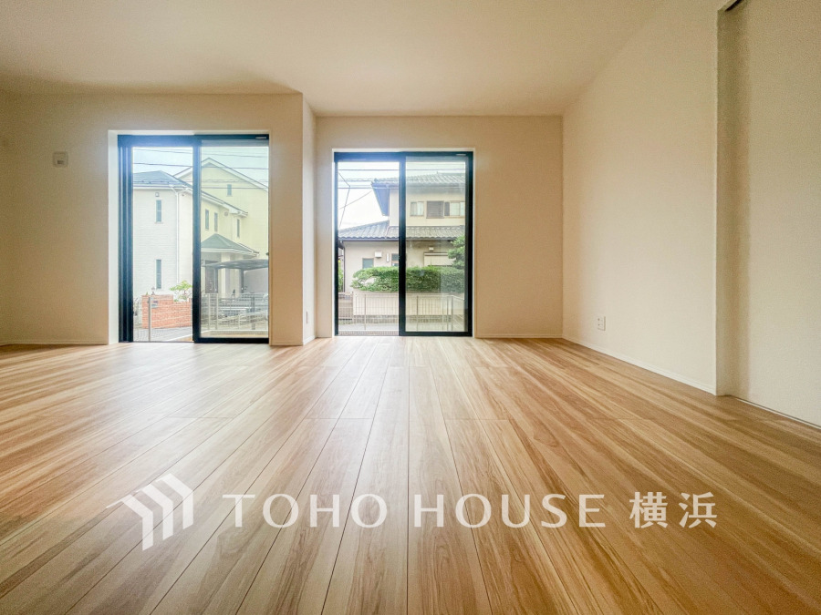 家族と過ごすひと時を溢れる光が優しく包み込むリビングダイニング。家族とともに、心穏やかに過ごすひととき。家族との時間、自分の時間を大切にできる空間がここにあります。