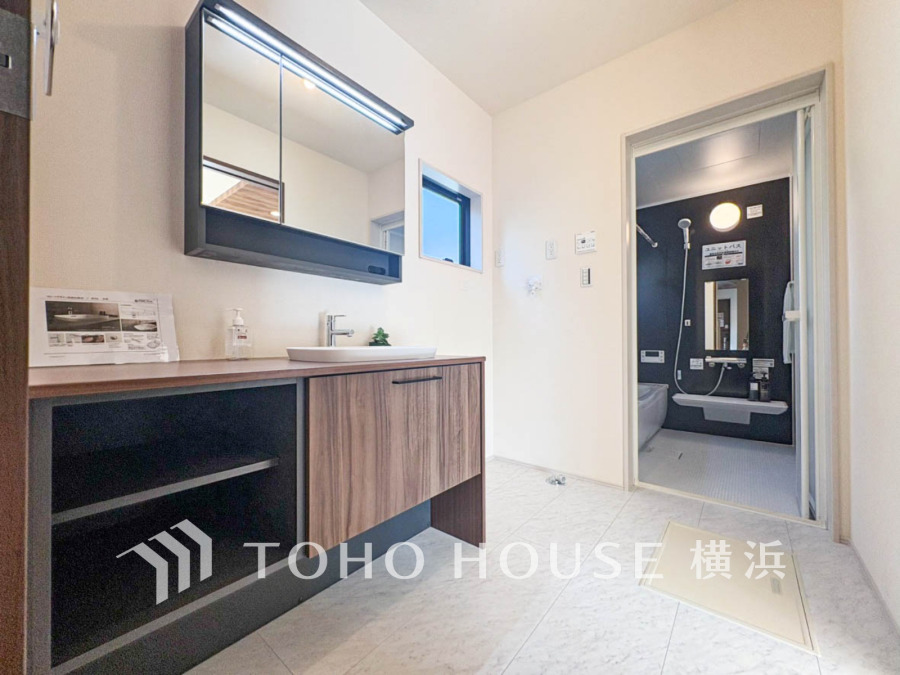 落ち着いた色使いのパウダールームはドレッシーな雰囲気で、上質を感じられる空間。朝晩のケアをする大切な場所だからこそ、ゆったりした落ち着きと清潔感を持たせました。