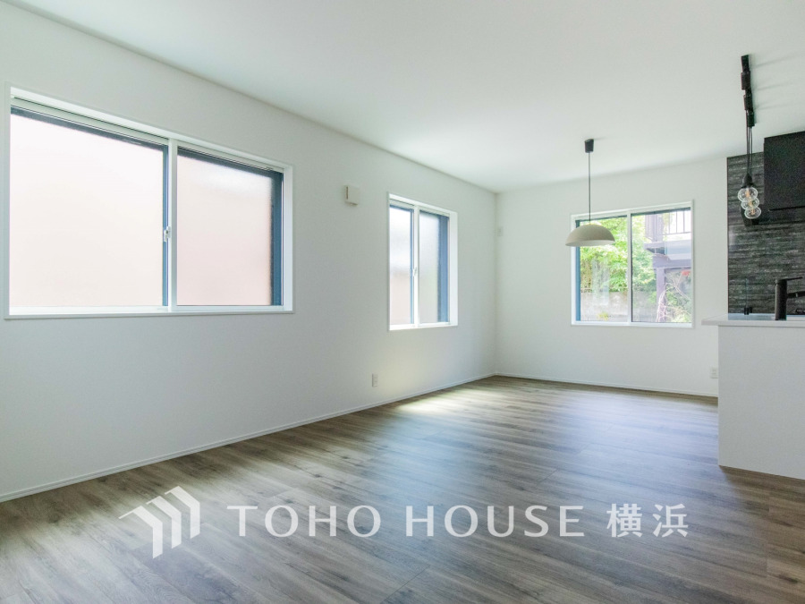 開放的な広さと3面採光がもたらす、光溢れ豊かな居住空間はこの住まいのクオリティを感じさせてくれます。豊かな時間が流れるこの場所に暮す喜び