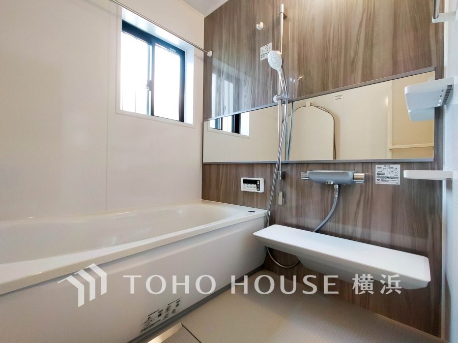 心地よいリラックスを叶える清潔感溢れる美しい空間。快適で機能的なバスルームです。
