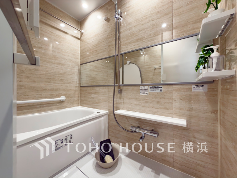 掃除のしやすさ・収納の便利さなど、おふろを使う人、お手入れする人、みんなにとっての「しあわせ性能」を追求したバスルームを採用いたしました。