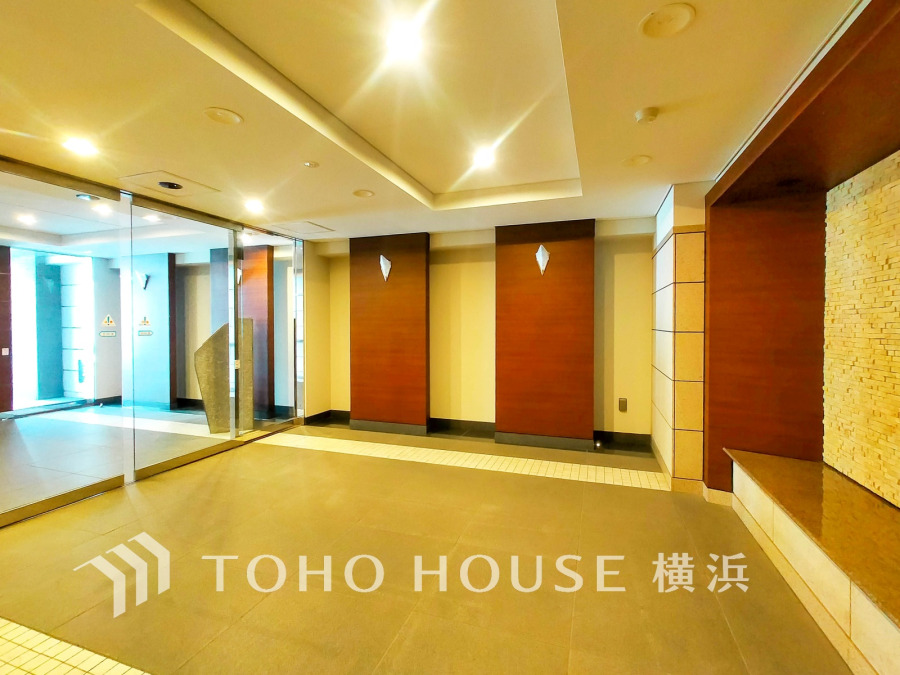 洗練されたデザインのエントランスホール。時間のゆとりと空間、爽やかな陽光がもたらす光と風を贅沢なまでに感じる暮らしが始まります。