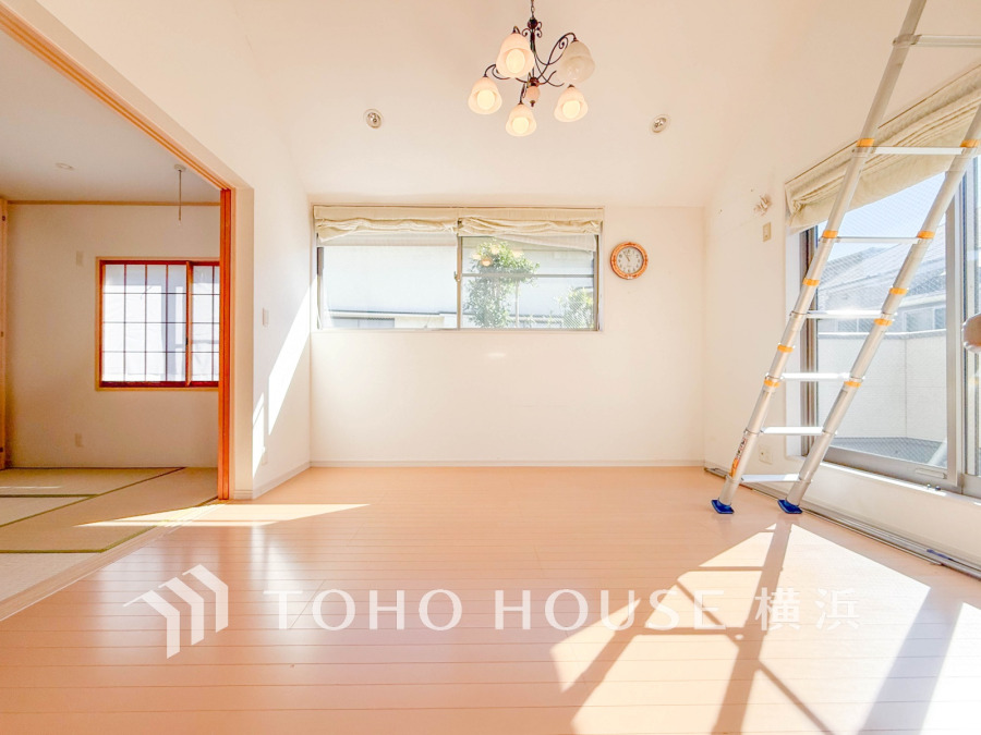 和やかで洗練された空間の演出。寛ぎとコミュニケーションを育む居心地のよい場所。やわらかな陽射しが降り注ぎ、室内に開放感と爽快感をもたらします。