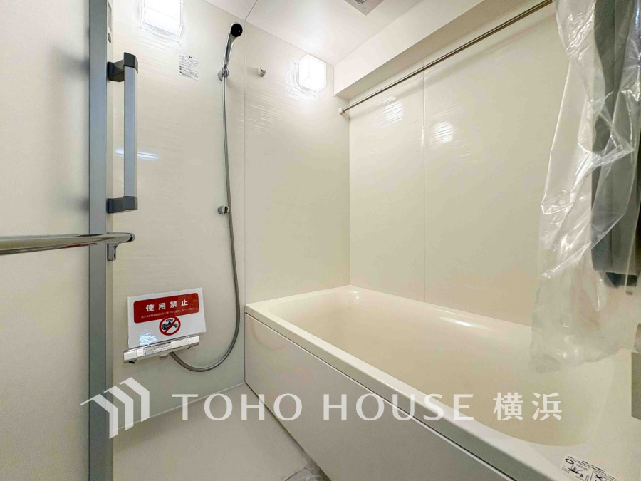 ◆質感が奏でる時間◆輝きが美しいホワイトカラーのパネルと流麗なデザインの浴槽が醸しだす高級感を感じる浴室、快適・清潔な空間で心も体もオフになる時間を。