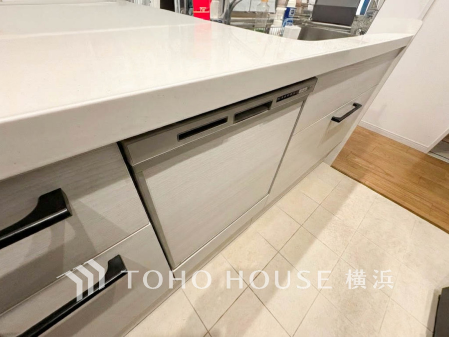 スタイリッシュなデザインのビルトイン食洗機付きキッチンは、使い勝手と清潔感を両立した快適空間です。