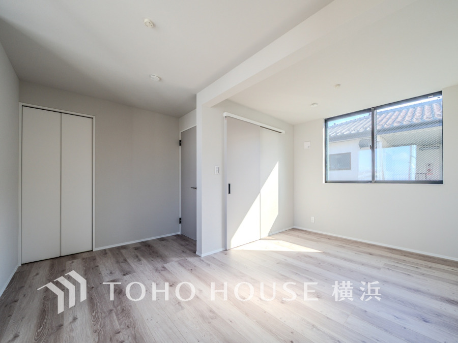 こちらの洋室は、仕切りを設けて2部屋にすることもできます。ライフスタイルにあわせてフレキシブルに利用可能な間取りです。