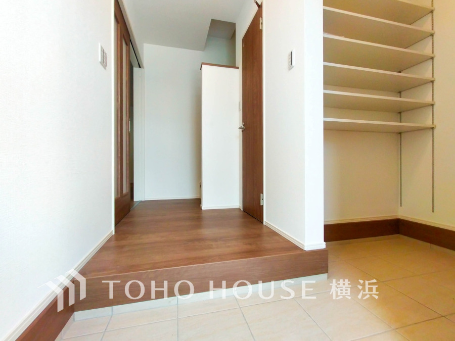 上質感漂う玄関と廊下。居住者の帰り、訪れる方を優しく迎える・安らぎに満ちた生活空間を予感させる。健やかな暮らしを楽しめることでしょう。