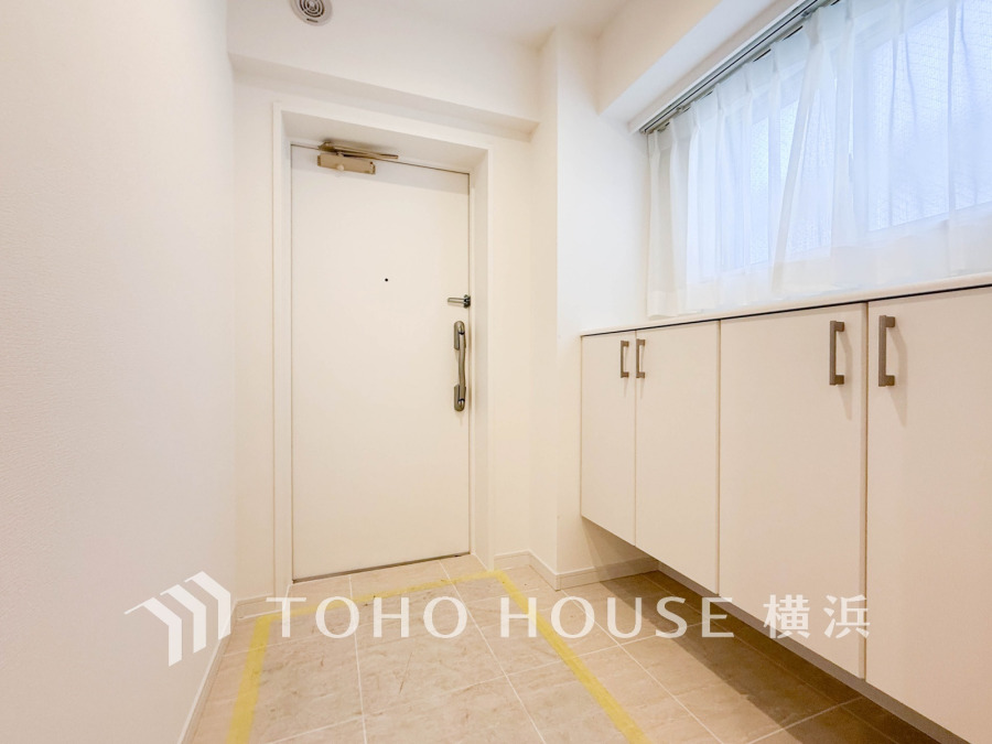 【2026年3月撮影】窓付きで明るく清潔感のある玄関スペース。