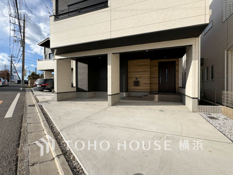 ビルトインガレージタイプのカースペース。お洒落なだけでなく、雨や風から愛車を守り、お車の乗り降りや荷物の積み下ろしもラクラク。