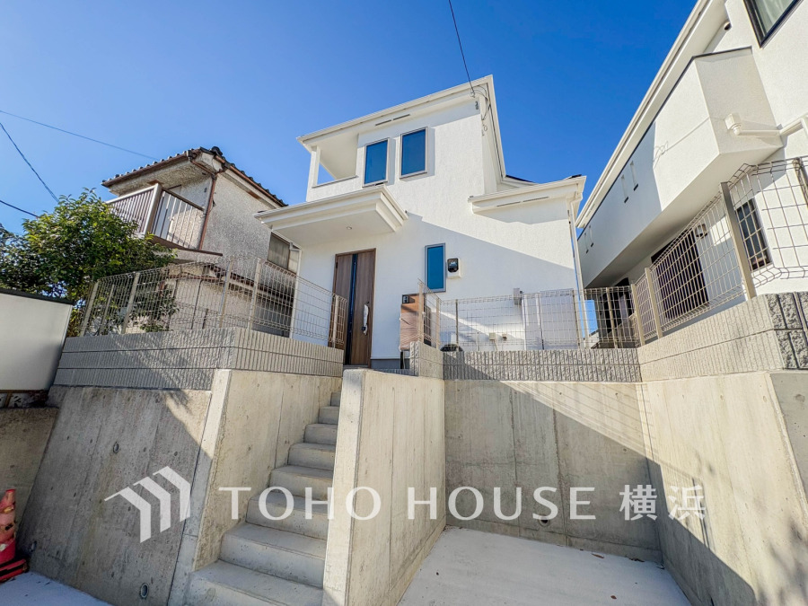 時代の流れに惑わされないシックなカラートーンで街並みに溶け込む外観は、主張し過ぎず、また平凡になり過ぎず絶妙なコントラストで輝きを放ちます。