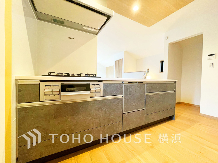 プライベートスペースを彩るインテリアとしての美と、快適な日常を支える機能性と強さがひとつになったキッチンです。開放的な対面カウンターキッチンはリビングと一体感のある空間。