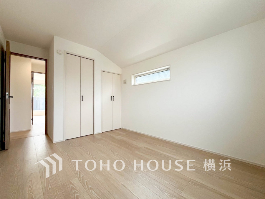穏やかな風と陽光を導き、プライバシーに配慮された設計プランを採用し、居住性を一段と心地よいものにしています。明るく開放的な空間を演出しております。