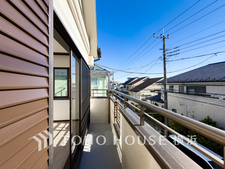 陽当たり良好で開放感あふれるバルコニー。周囲の住宅街を見渡せる心地よい空間です。