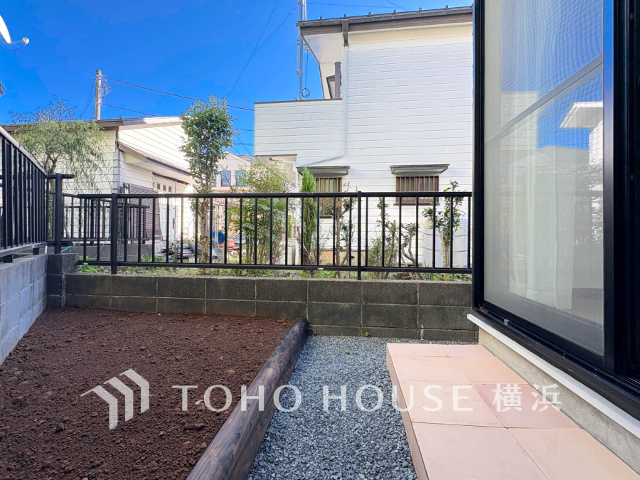 毎日の暮らしの中に癒しを与えてくれるお庭スペース。小さなお子様の遊び場にもちょうど良い空間です。ガーデニングで色とりどりの草花を綺麗に飾ればより一層華やかな空間になります。