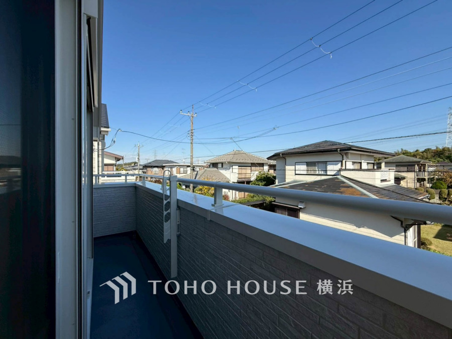 2部屋にまたがる広いバルコニーから、暮らしの中での光と風を演出してくれています。見事なまでの開放的な空間をお楽しみください。