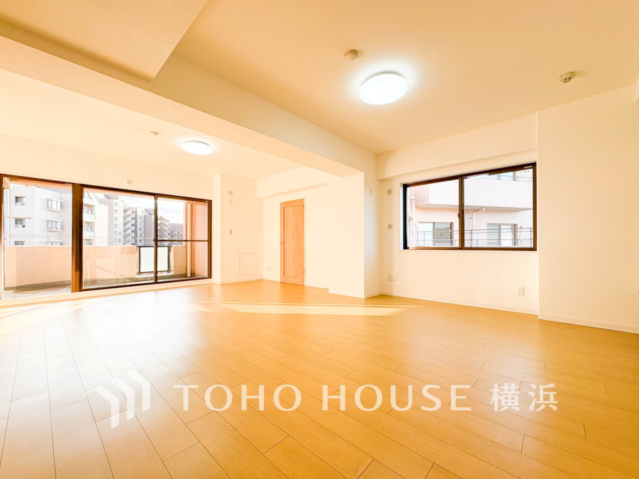 陽光あふれる広々LDK。大きな窓からの採光で明るく開放的な空間が広がります。